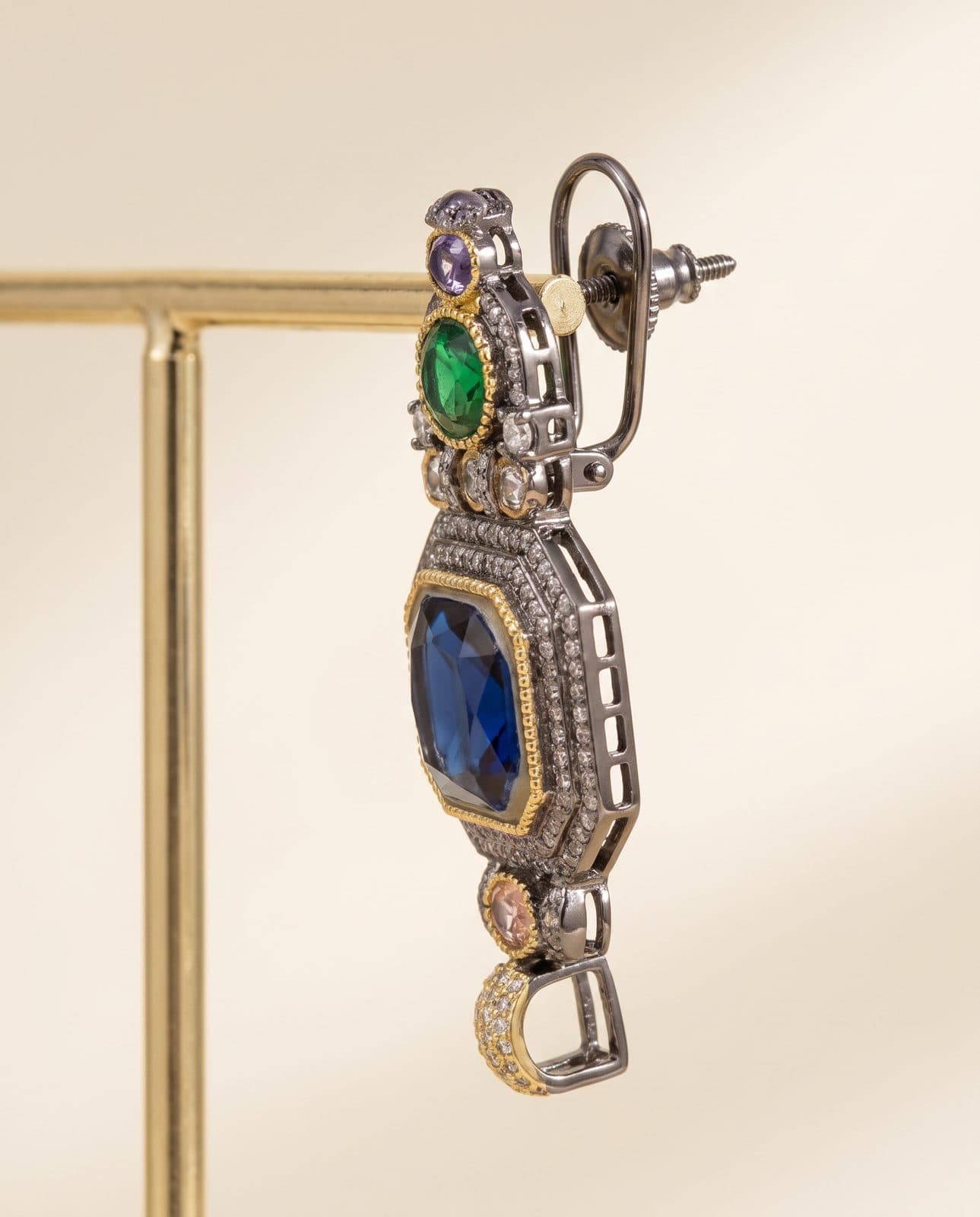 Zanjeer Sapphire Pendant Set — macro view