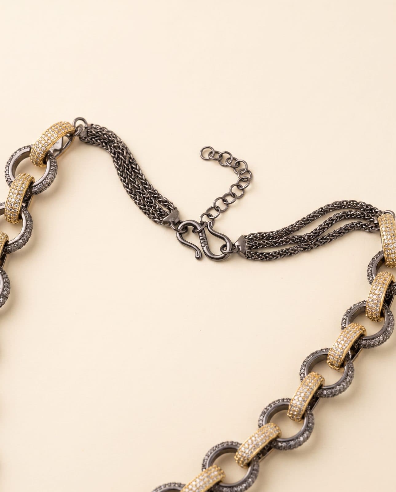 Zanjeer Sapphire Pendant Set — macro view