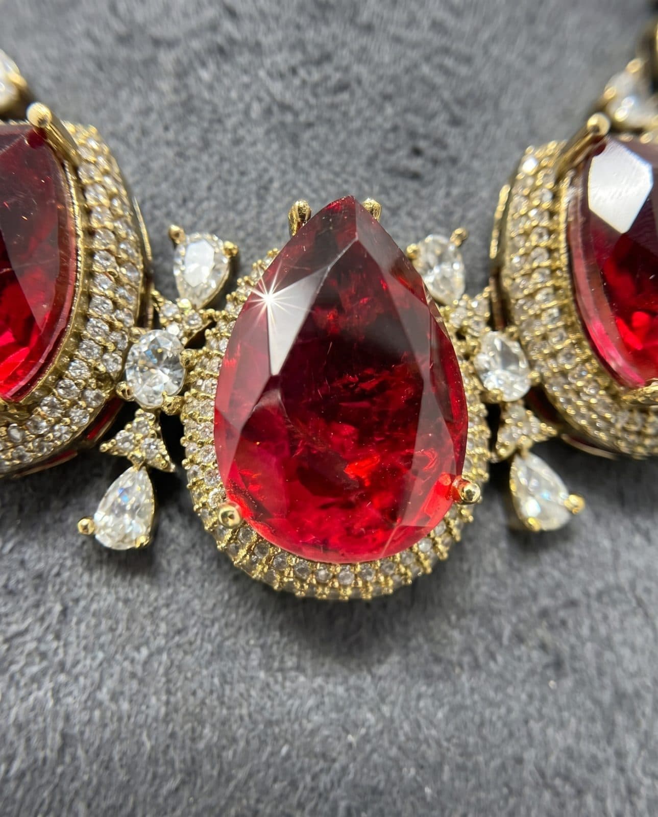 Laal Ashk Teardrop Necklace Set — macro view
